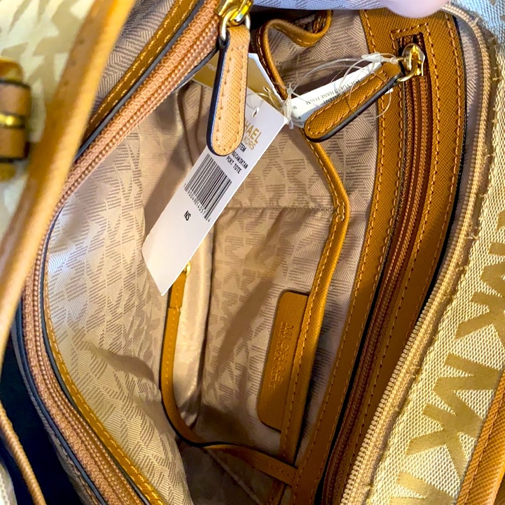 PRE LOVED Michael Kors Jet Set Snap Pocket Tote handbag.Color: Beige/Cam/DKTan. - Picture 8 of 13